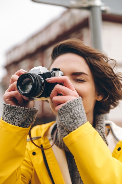 Bezpłatne zdjęcie skoncentrowany fotograf młodej damy