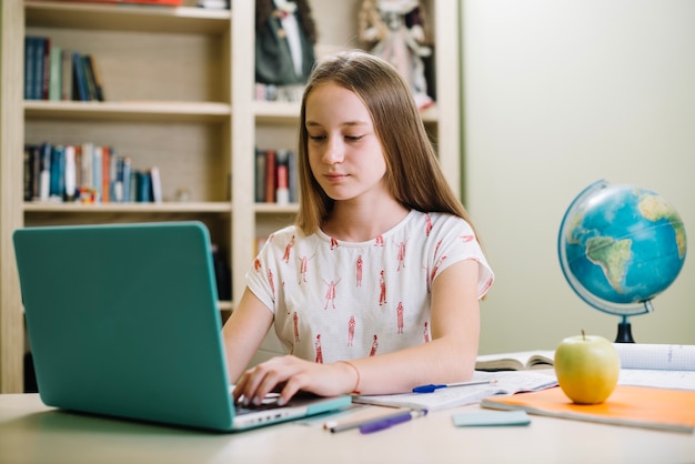 Skoncentrowany student za pomoc? Laptopa przy biurku