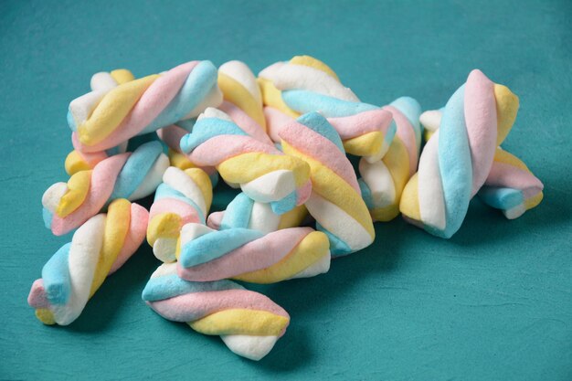Skręty marshmallow. kolorowe słodkie cukierki do żucia