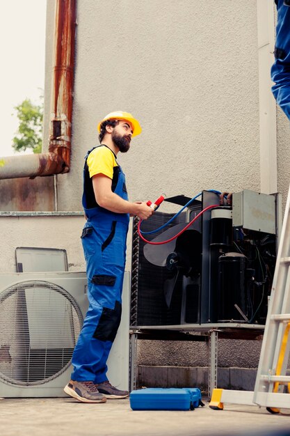 Skrupulatni pracownicy, zróżnicowany zespół wykonujący rutynowe przeglądy klimatyzatorów, montujący manometry. Kompetentni mechanicy sprawdzają, czy nie ma wycieków freonu z układu HVAC, co prowadzi do złego chłodzenia