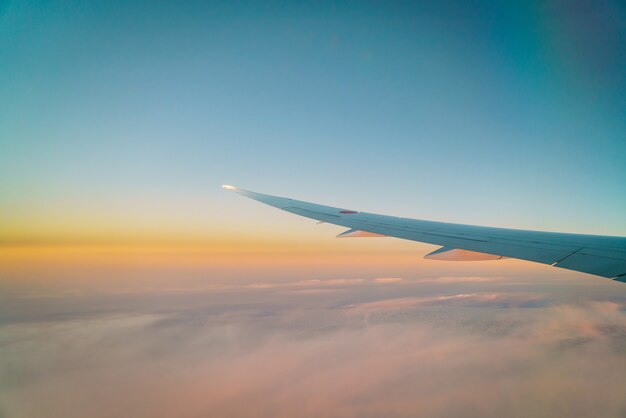 Skrzydło samolotu latające nad chmurami