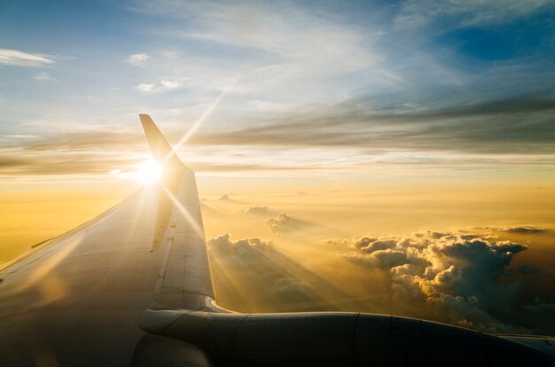 skrzydło samolotu na błękitne niebo w półmroku i zachodzie słońca