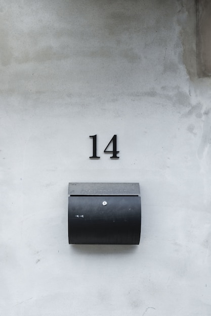 Bezpłatne zdjęcie skrzynka na ścianie z numerem domu