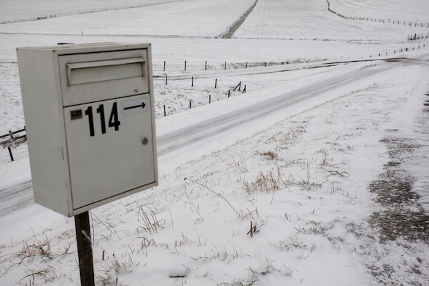 Bezpłatne zdjęcie skrzynka pocztowa na pustym śnieżnym polu