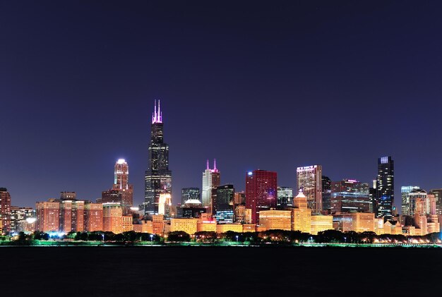 skyline Chicago o zmierzchu