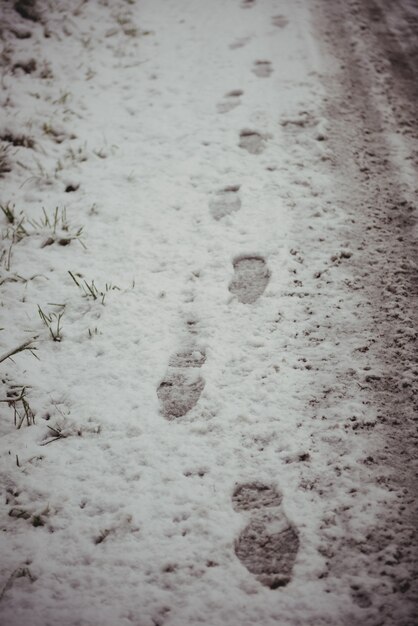 Ślady na zaśnieżonej drodze