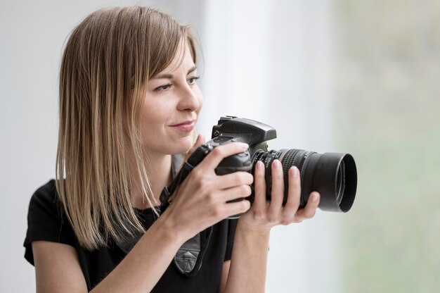 Śliczna dziewczyna przygotowywająca brać fotografię