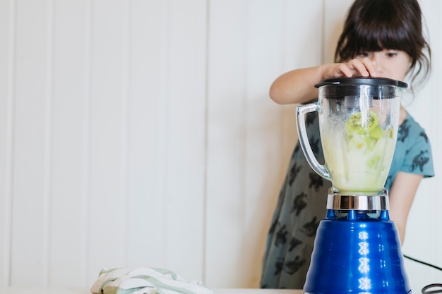 Śliczna dziewczyna robi smoothie