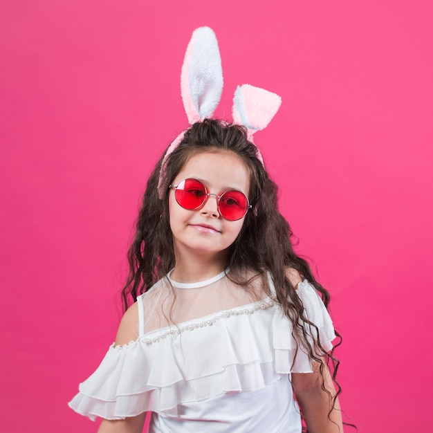 Bezpłatne zdjęcie Śliczna dziewczyna w królików ucho i okularach przeciwsłonecznych