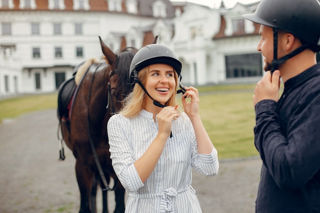 Śliczna kochająca para z koniem na rancho