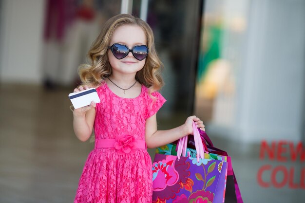 śliczna mała dziewczynka robi zakupy na świeżym powietrzu