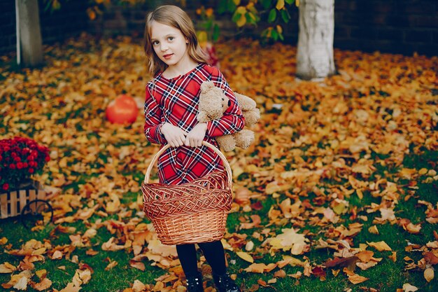 Śliczna mała dziewczynka w jesień parku