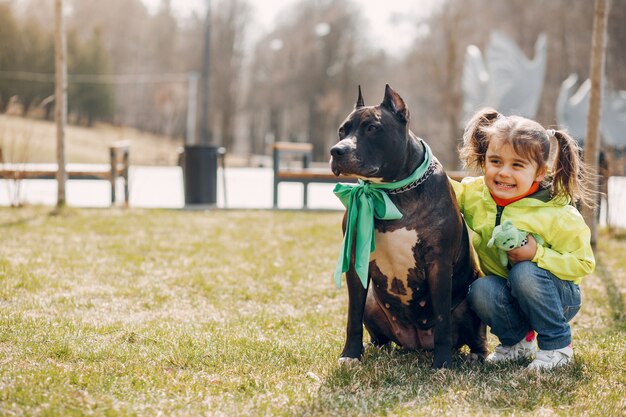 Śliczna mała dziewczynka w parku z psem