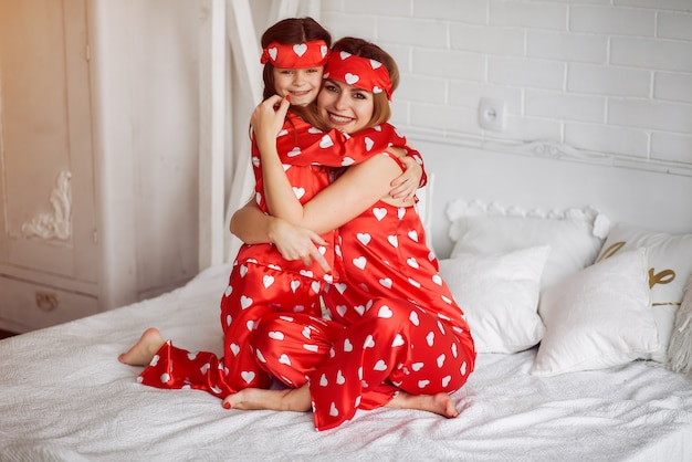 Śliczna matka i córka w domu w piżamie