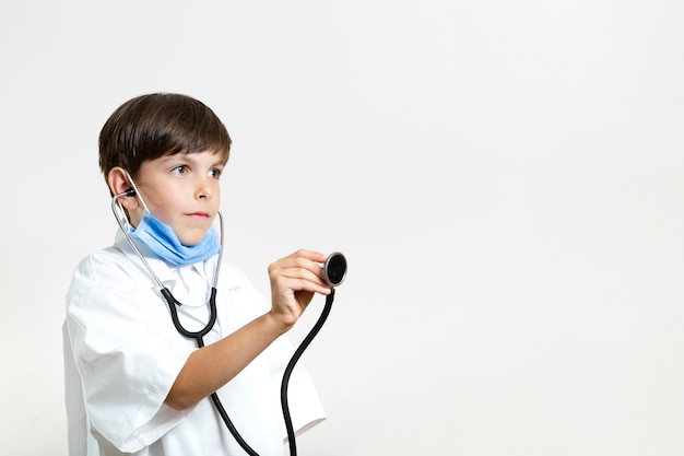 Bezpłatne zdjęcie Śliczna młoda chłopiec z stetoskopem