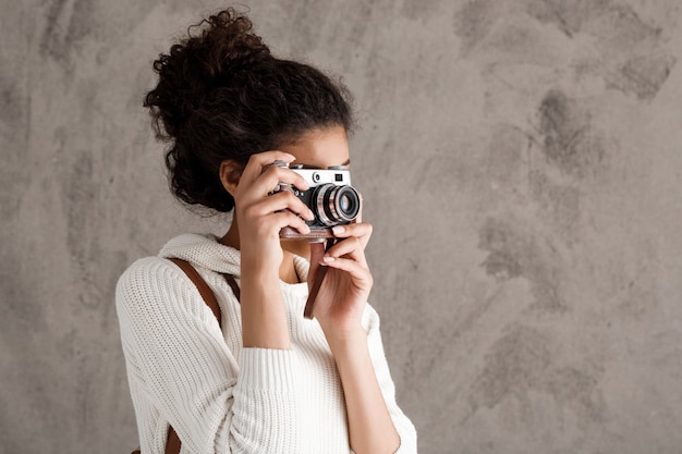 Śliczna Modniś Kobieta Bierze Fotografie Na Retro Kamerze