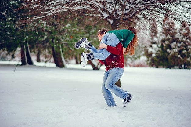 Śliczna para bawić się w zima parku