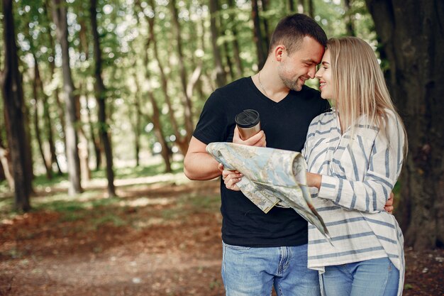 Śliczna para wyobraża sobie wakacje