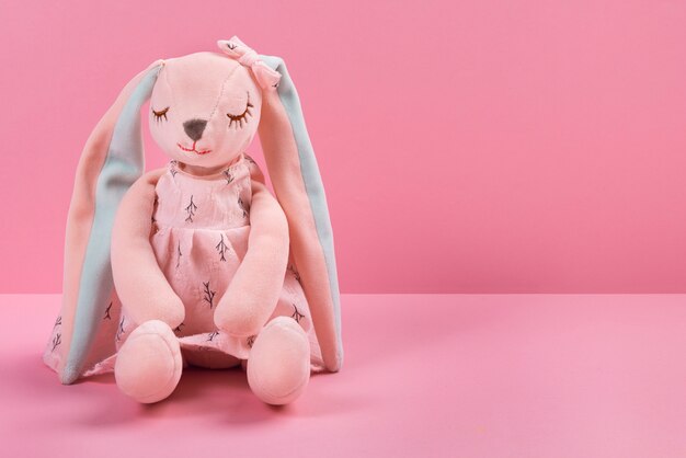 Śliczna pluszowa zabawka z różowym tłem