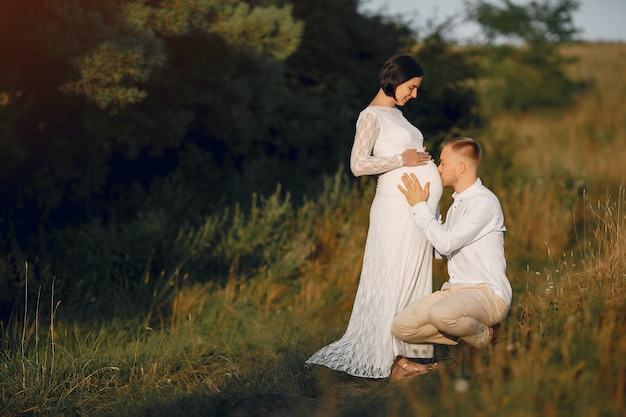 Śliczna Rodzina Wydaje Czas W Lata Polu