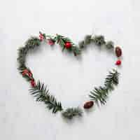 Bezpłatne zdjęcie Śliczna świąteczna dekoracja z sosnowymi liśćmi