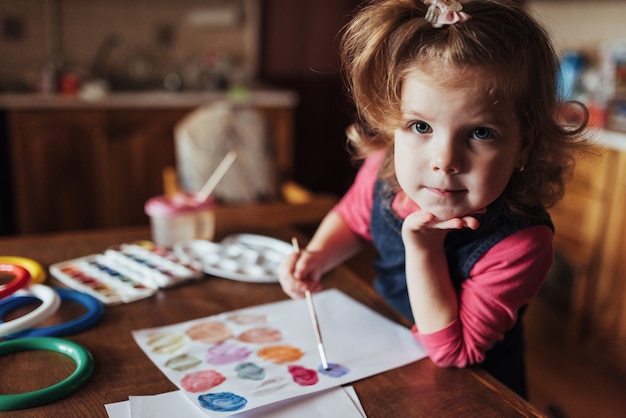 Śliczna szczęśliwa mała dziewczynka, uroczy preschooler, maluje z wate