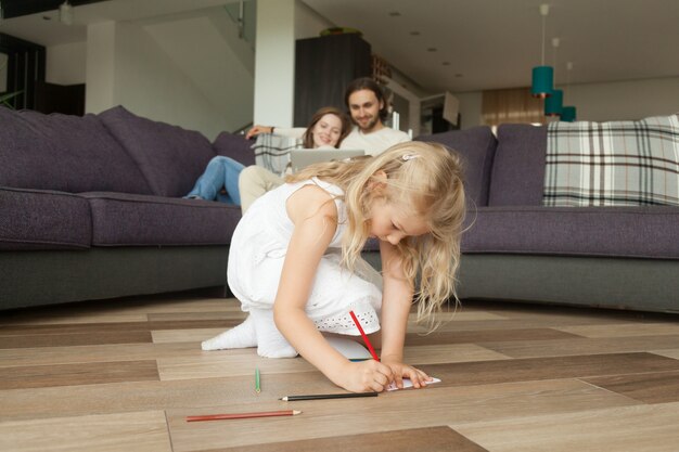 Śliczny dziewczyny córki rysunek z coloured ołówkami bawić się w domu