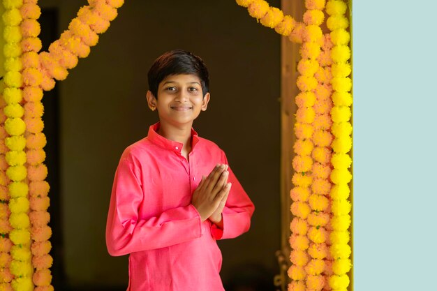Śliczny indyjski mały chłopiec modlący się i świętujący festiwal diwali.