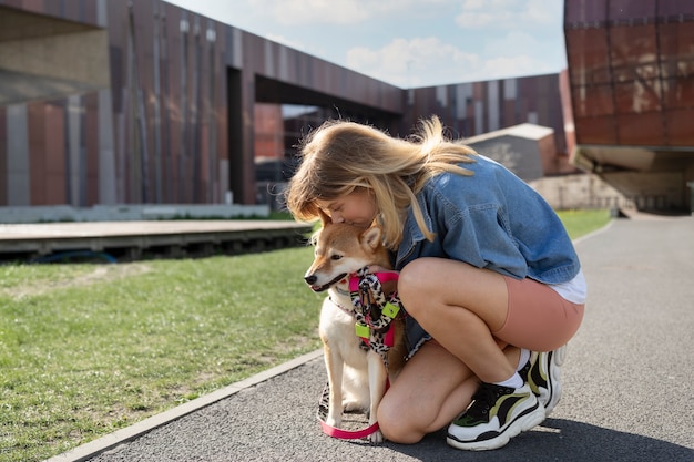 Śliczny zwierzak shiba inu z rodziną