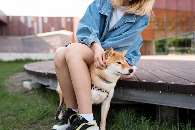 Śliczny zwierzak shiba inu z rodziną