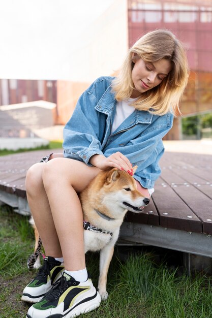 Śliczny zwierzak shiba inu z rodziną