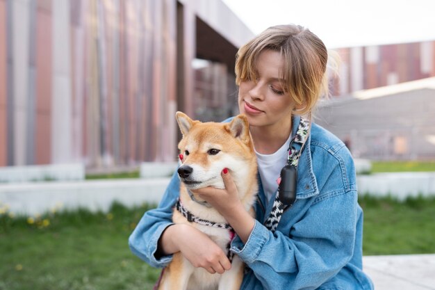 Śliczny zwierzak shiba inu z rodziną