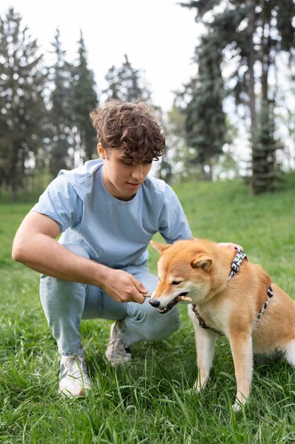 Śliczny zwierzak shiba inu z rodziną