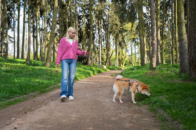 Śliczny zwierzak shiba inu z rodziną