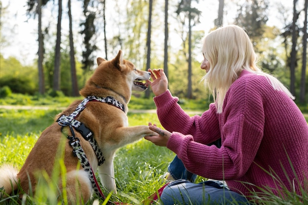 Śliczny zwierzak shiba inu z rodziną