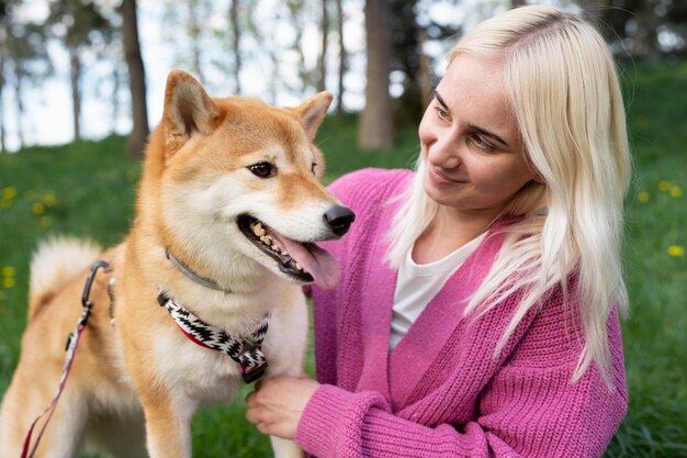 Śliczny zwierzak shiba inu z rodziną