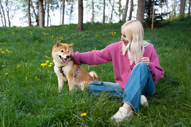 Śliczny zwierzak shiba inu z rodziną