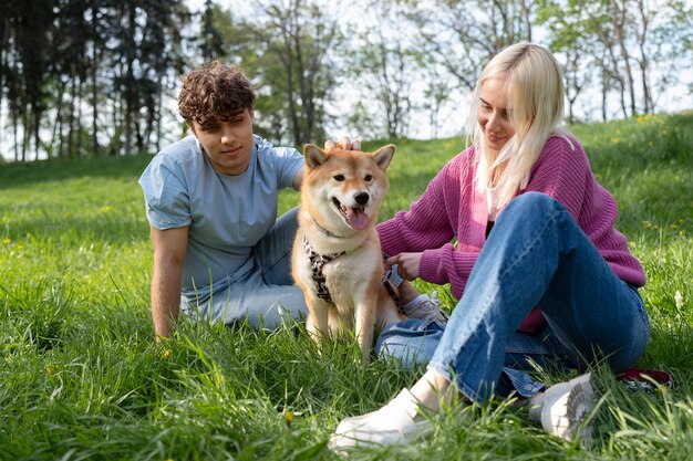 Śliczny zwierzak shiba inu z rodziną