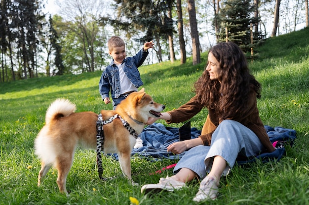 Śliczny zwierzak shiba inu z rodziną