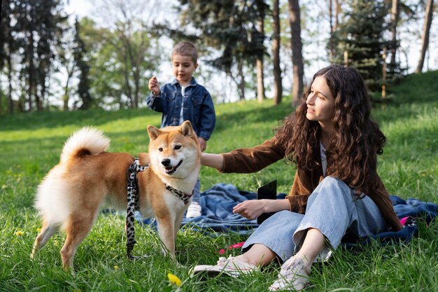 Śliczny zwierzak shiba inu z rodziną