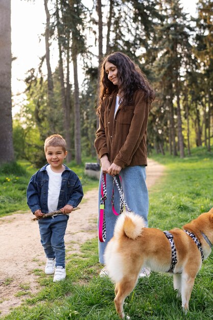 Śliczny zwierzak shiba inu z rodziną