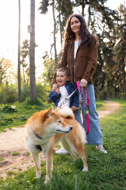 Śliczny zwierzak shiba inu z rodziną