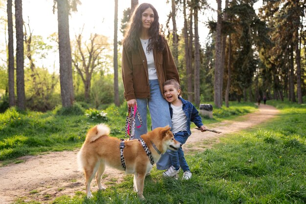 Śliczny zwierzak shiba inu z rodziną