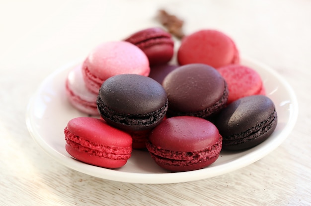 Słodcy macarons na talerzu