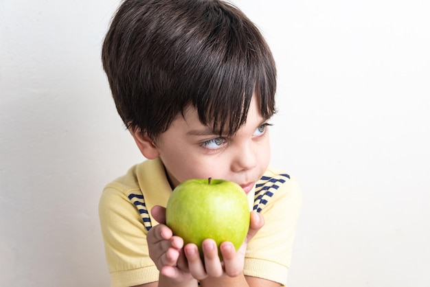 Słodki Chłopiec Je Zielone Jabłko