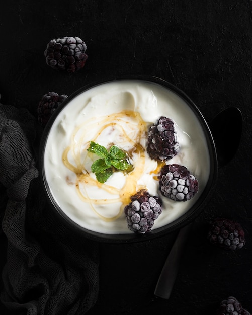 Bezpłatne zdjęcie słodki jogurt z jeżynami