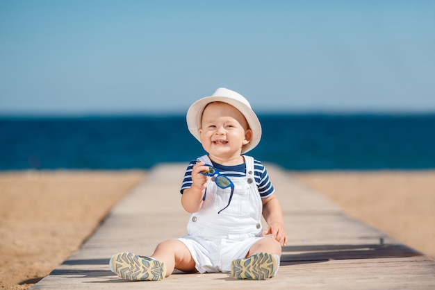 słodki mały chłopiec na plaży?