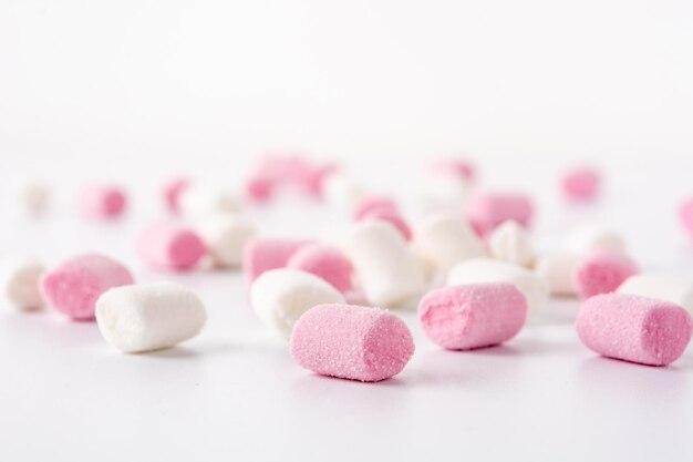 Słodki posyp marshmallows na białym tle