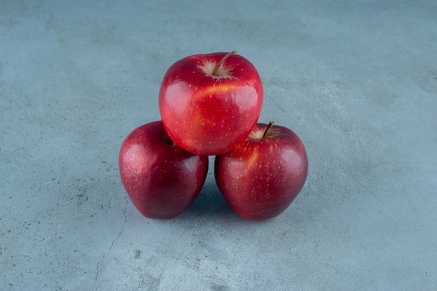 Słodkie, czerwone jabłka, na marmurowym tle. Zdjęcie wysokiej jakości