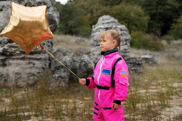 Bezpłatne zdjęcie słodkie dziecko astronautów bawi się